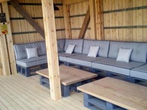 Część wypoczynkowa w obiekcie DOMKI APARTAMENTOWE CHMIELÓWKA