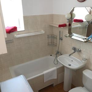 Ванна кімната в Apartament Praski 5 minut od metra i starego miasta spacerem do zoo i Konesera
