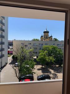 una vista de un edificio desde una ventana en Apartament Praski 5 minut od metra i starego miasta spacerem do zoo i Konesera, en Varsovia 6 fotos más