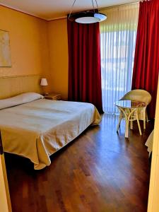 Postel nebo postele na pokoji v ubytování Serravalle Golf Hotel