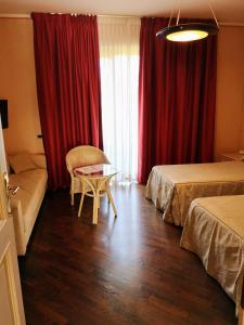 Postel nebo postele na pokoji v ubytování Serravalle Golf Hotel