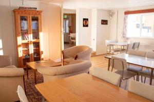 Ruang duduk di 1908 Hostel by Ourhotels