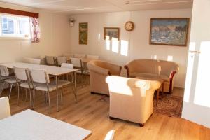 Ruang duduk di 1908 Hostel by Ourhotels