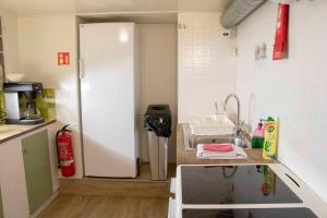 Dapur atau dapur kecil di 1908 Hostel by Ourhotels