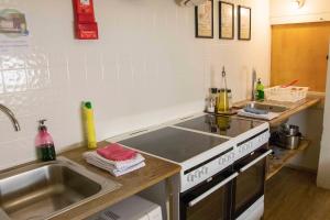 Dapur atau dapur kecil di 1908 Hostel by Ourhotels