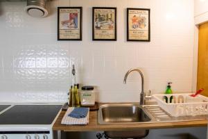 Dapur atau dapur kecil di 1908 Hostel by Ourhotels