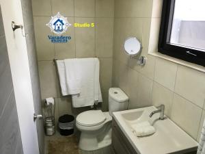 Baño pequeño con aseo y lavamanos en Varadero Marina Airport Guests Rooms, en Oranjestad