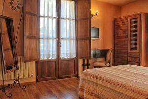 Tempat tidur dalam kamar di Hotel Valle del Silencio