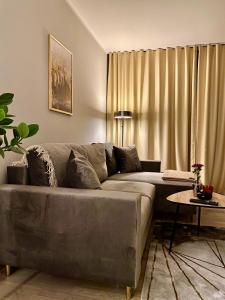 sala de estar con sofá y mesa en Apartamenty Park, en Mielno