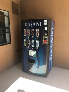 un distributore automatico con un mucchio di telecomandi sopra di Travel Inn - Mesa a Mesa
