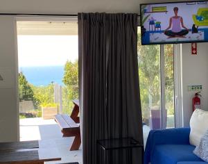 - un salon avec une porte coulissante en verre offrant une vue dans l'établissement Silver Coast Vacation - Your Unique Inn, à Lourinhã
