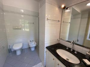 y baño con lavabo, aseo y espejo. en Appartamento Maraschino, en Levanto