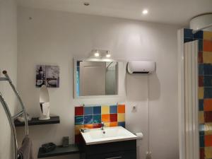 a bathroom with a sink and a mirror at Les chemins de la Cité Chambre ou appartement in Carcassonne +26 photos