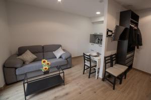 a living room with a couch and a table and a kitchen at Loft en Zarautz con Parking Hator 2 in Zarautz