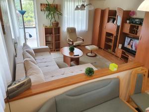 uma sala de estar com um sofá grande e uma televisão em gyorapartman2 em Gyor
