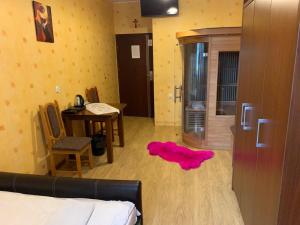 Postel nebo postele na pokoji v ubytování mPark Noclegi Śląsk Mysłowice