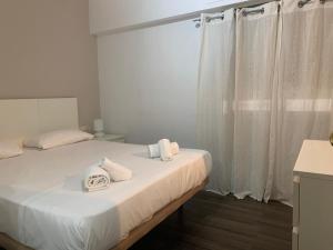 sypialnia z łóżkiem z ręcznikami w obiekcie Zerka Centro w Walencji