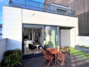 Un patio con una mesa y sillas en un balcón. en 4 Apartamentos de Autor, en Lugo
