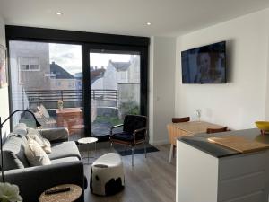 una sala de estar con un sofá y una mesa en 4 Apartamentos de Autor, en Lugo