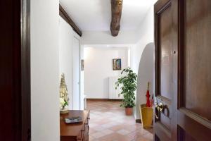 a hallway with white walls and a wooden door at Giardino d'Atri in Naples