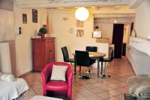 una sala de estar con una mesa y sillas en Appartement T2, en Metz