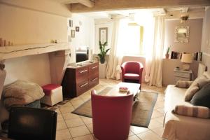 una sala de estar con un sofá y una mesa en Appartement T2, en Metz