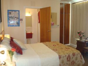 A bed or beds in a room at Athlumney Manor Guest Accommodation