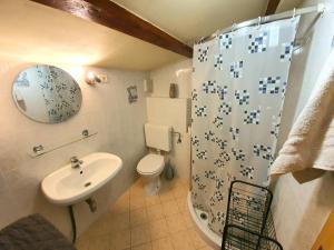 uma casa de banho com um lavatório, um WC e um chuveiro em Apartment Eos em Strunjan mais 6 fotografias
