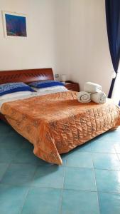 een slaapkamer met een bed met handdoeken erop bij MARGIE'S HOUSE in Procida