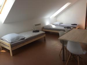 2 camas en una habitación con mesa y sillas en Ekomarina - Pokój noclegowy 2, en Węgorzewo