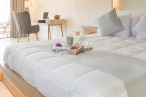 Postel nebo postele na pokoji v ubytování Lilium Luxury Suites