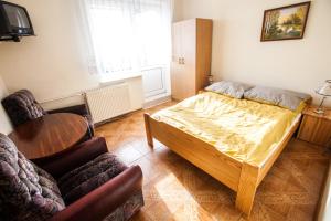 1 dormitorio con 1 cama, 1 mesa y 1 silla en Apartamenty Małgorzata, en Władysławowo