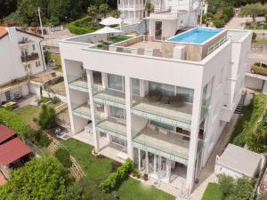 an aerial view of a white building with a swimming pool at Apartment Mara Opatija with rooftop swimming pool in Ičići