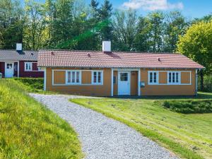 una casa con un camino de grava delante de ella en Three-Bedroom Holiday home in Aabenraa 6, en Løjt