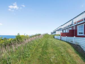 - un bâtiment sur une colline à côté de l'océan dans l'établissement 6 person holiday home in Aabenraa, à Åbenrå