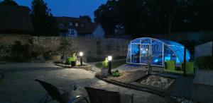 einen Pavillon in einem Garten in der Nacht in der Unterkunft City-Apartments Mühlhausen in Mühlhausen + 56 Fotos