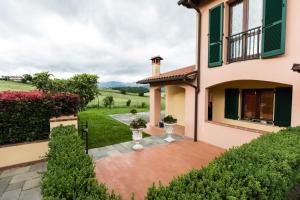 einem externen Blick auf ein Haus mit Garten in der Unterkunft Mugello1 - Affitti Brevi Italia in Borgo San Lorenzo