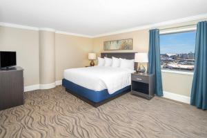 una camera d'albergo con letto e finestra di Bask Hotel at Big Rock Landing a Morehead City