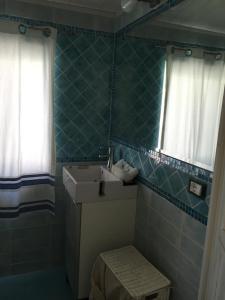 A bathroom at caratteristica dependance in legno