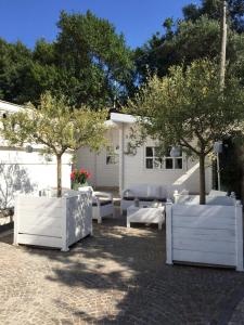 A seating area at caratteristica dependance in legno