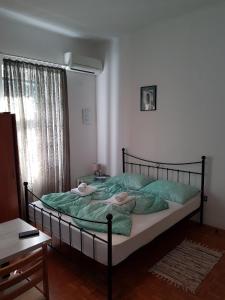 - une chambre avec un lit doté de draps verts et une fenêtre dans l'établissement Palmgarden Apartments Opatija-Ičići, à Opatija 15 autres photos