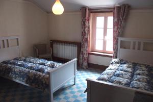 1 dormitorio con 2 camas y ventana en Gite Les genêts, baronnies provençales, en Montjay