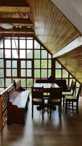 バダチョニトマイにあるSzatmári Vendégházの広い客室で、建物内にテーブルと椅子が備わります。