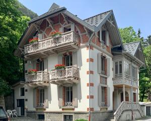 a building with flower boxes on the balconies at Appart'Hotel Aiguille Verte & Spa in Chamonix-Mont-Blanc