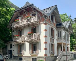 un edificio con macetas en los balcones en Appart'Hotel Aiguille Verte & Spa, en Chamonix-Mont-Blanc