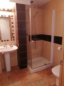 een badkamer met een douche en een wastafel bij Casa Simon 2 in Roda de Isábena