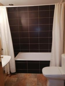 bagno con vasca e servizi igienici di Casa Simon 2 a Roda de Isábena