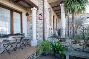 une terrasse avec 2 chaises, une table et des plantes dans l'établissement Casa Rural El Olivo / El Almendro, à Aldeadávila de la Ribera 2 autres photos