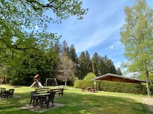 einen Park mit Picknicktischen und einem Spielplatz in der Unterkunft Gasthaus Staude in Triberg