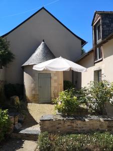 einen weißen Regenschirm vor einem Haus in der Unterkunft Chambre privée au coeur de Belle Beille (Angers, université) in Angers